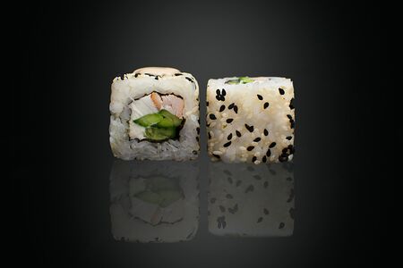 Ролл с копчёной курицей и огурцом