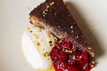 Маковый пирог с заварным ванильным кремом 