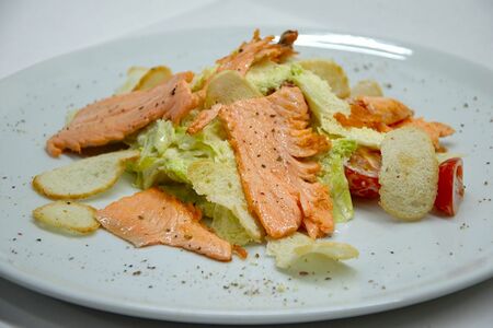 Салат Цезарь с семгой