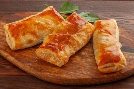 Пирожок слоёный с мясом