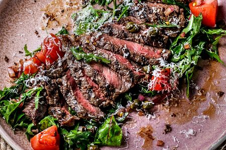 Стейк-салат с козьим сыром