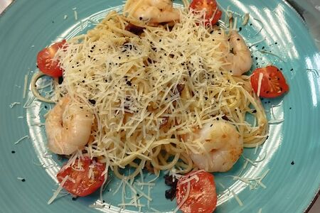 Паста с креветками и томатами