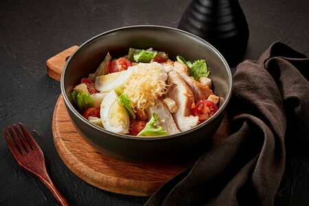 Салат Цезарь с курицей