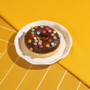 Пончик в шоколадной глазури с драже