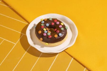 Донат в шоколадной глазури с драже