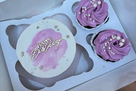 Подарочный набор: бенто-торт с капкейками С днем рождения для нее