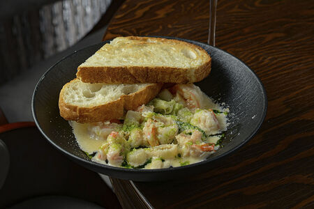 Соте из морепродуктов с теплым хлебом