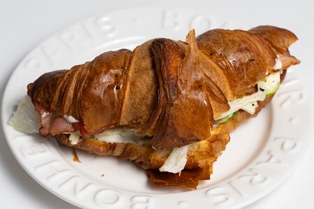 Круассан с беконом и яйцом