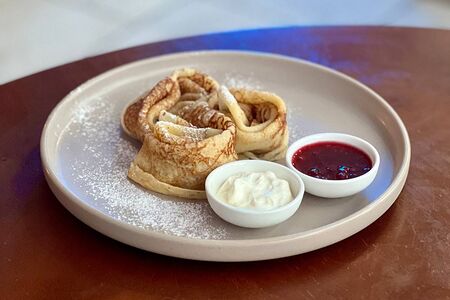 Блины со сметаной и джемом