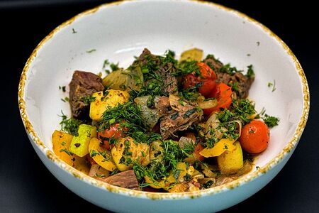 Томленая говядина с овощами