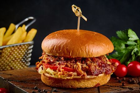 Бургер с томленой рваной свининой