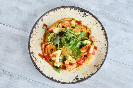 Экзотический салат с креветками и сыром халуми