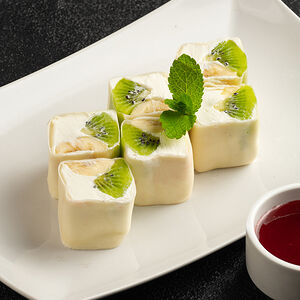 Сладкий ролл с киви и бананом