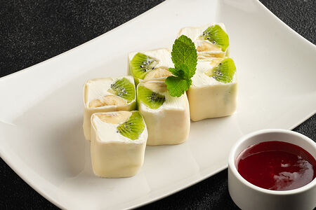 Сладкий ролл с киви и бананом