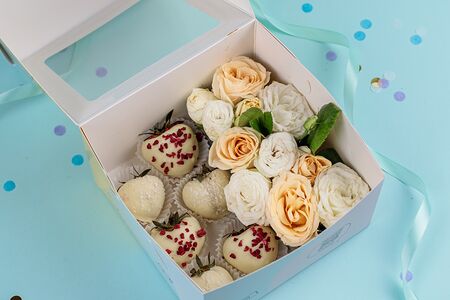 Клубника в шоколаде с розами