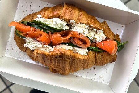 Круассан с лососем