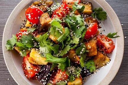 Салат с жареными баклажанами