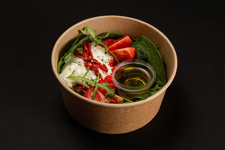 Салат со страчателлой и печеным перцем