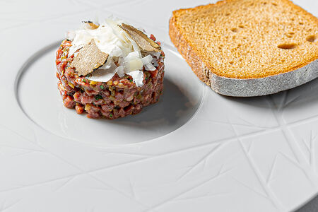 Тартар из говядины с пармезаном и медовым хлебом