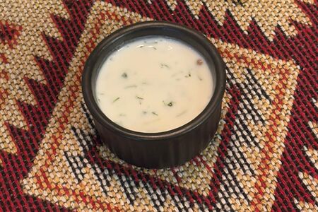 Мацони с чесноком и травами