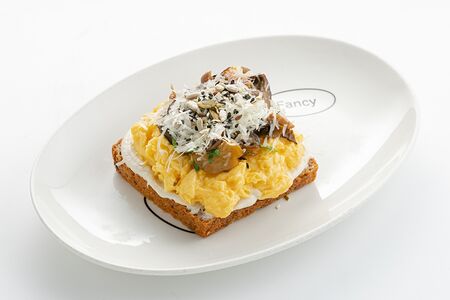 Грибной тост со скрэмблом и пармезаном на безглютеновом хлебе