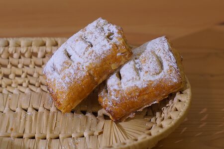 Слойка с яблочной начинкой