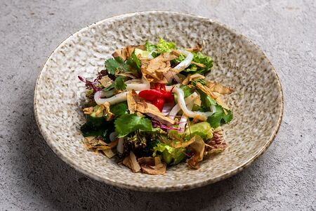 Салат с кальмаром гриль