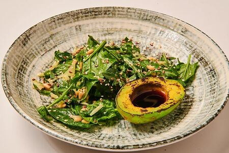 Зеленый салат с авокадо