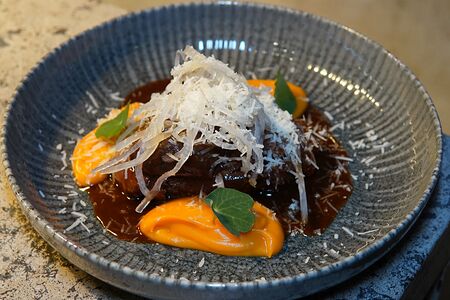 Томленые говяжьи щечки