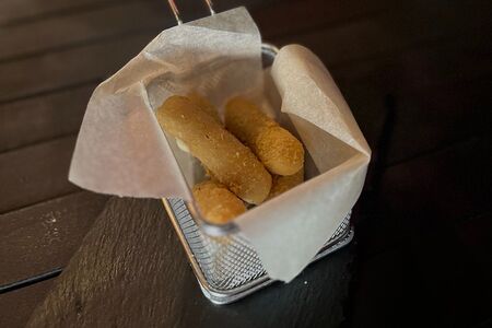 Сырные палочки с сырным соусом 