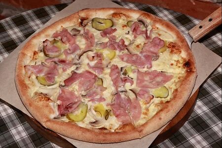 Пицца с беконом, ветчиной и омлетом 