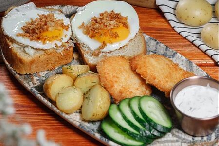 Яичница, бриошь с сулугуни, стрипсы, бэби картофель