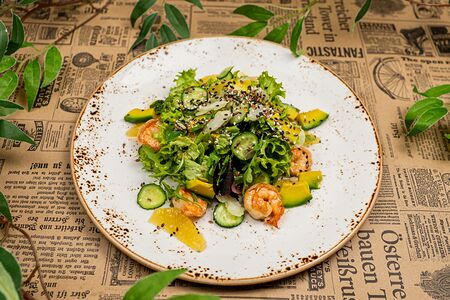 Салат с креветкой и цитрусовой заправкой