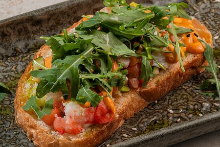 Брускетта с камчатским крабом