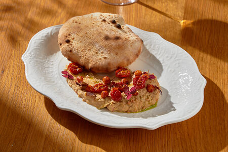 Хумус с вялеными томатами