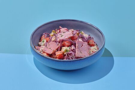 Салат с капустой и жареным беконом