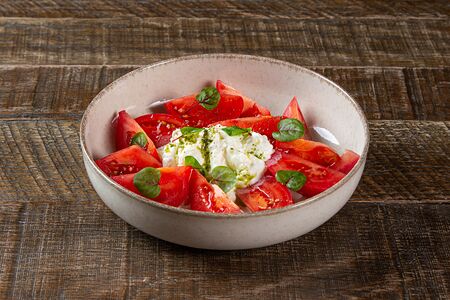 Томаты с сыром страчателла и соусом песто