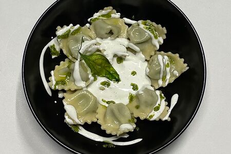 Равиоли со шпинатом и муссом фета