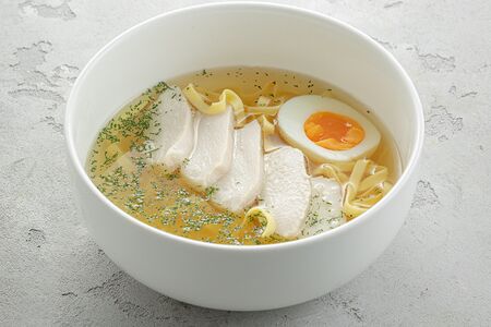 Домашний куриный суп с лапшой	