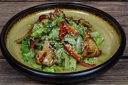 Салат из курицы в сладком соусе