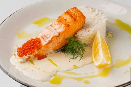 Лосось под икорно-сливочным соусом с рисом басмати