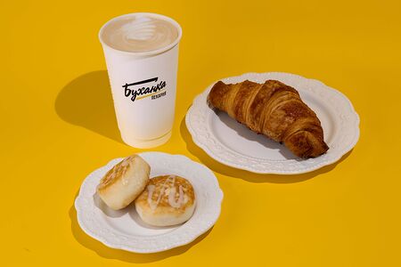 Капучино 400, сырники и круассан с заварным кремом