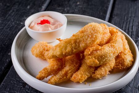 Хрустящие креветки с соусом спайси