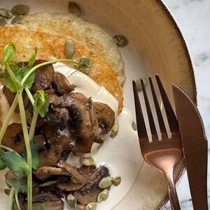 Драники с кешью-сметаной и грибами