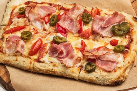 Римская пицца с томатами и беконом