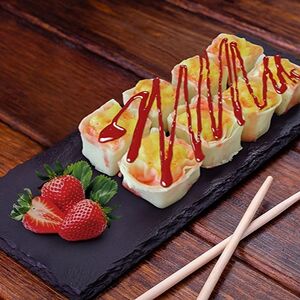 Фруктовый ролл с ананасом и клубничным топпингом