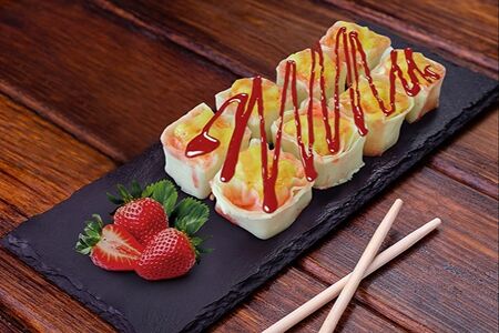 Фруктовый ролл с ананасом и клубничным топпингом