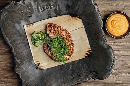 Осьминог с хрустящим киноа