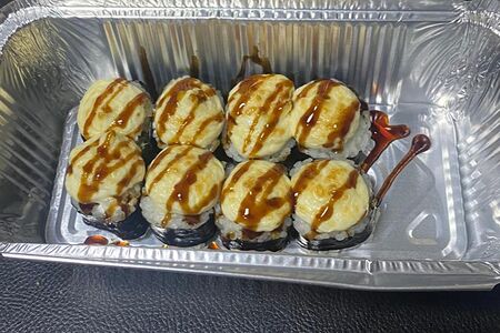 Ролл Запеченный под белым соусом с лососем