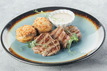 Медальоны из телятины 